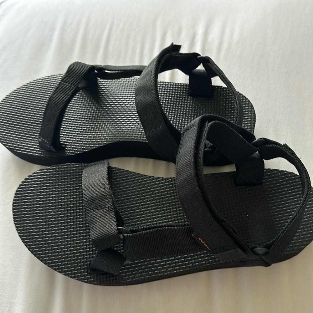 Black Teva mid form